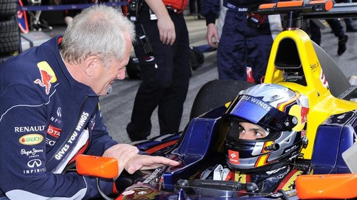 Marko conversa con Carlos Sainz (Toro Rosso)