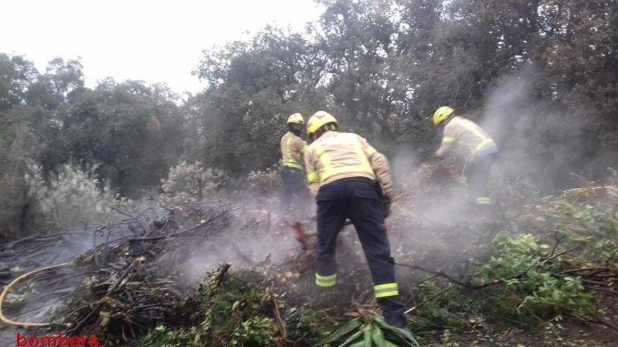 Els Bombers treballant en l&#039;incendi