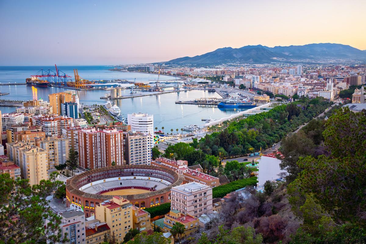 Vista aérea de Málaga al atardecer