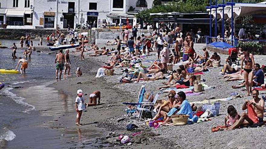 La platja de Cadaqués, plena de turistes i locals, l&#039;agost passat.