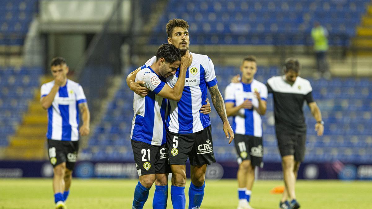 Desconsuelo en la plantilla del Hércules tras consumarse la eliminación del play-off de ascenso frente al Unión Adarve en el Rico Pérez.