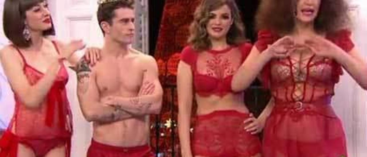 En Telecinco. Pelayo García y sus compañeras de Tele 5, vestidos &quot;deportivamente&quot; y de gala.