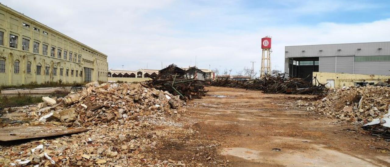 Naves derribadas del antiguo astillero Unión Naval. | LEVANTE-EMV