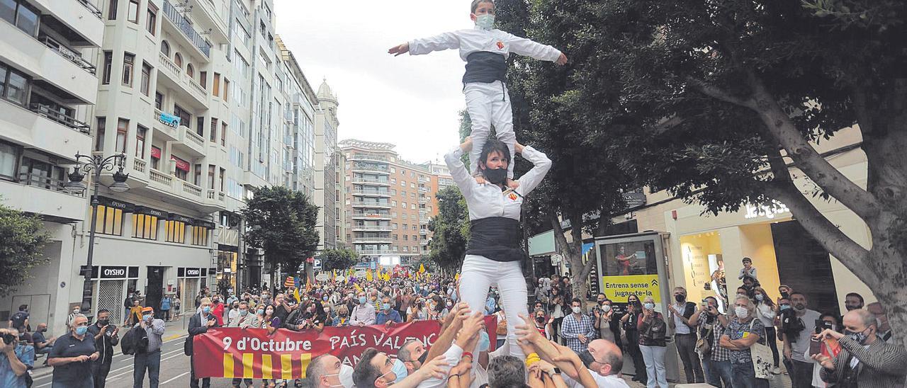 Una muixeranga encabezó una de las manifestaciones más multitudinarias de las cinco convocadas ayer y que recorrieron la ciudad de València.