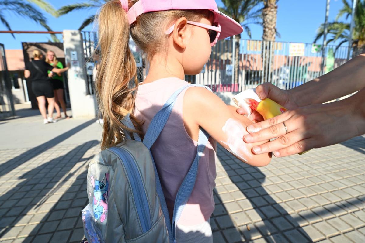 Algunas madres pusieron crema solar a sus hijos siguiendo las recomendaciones de la dirección del colegio Clara Campoamor de Elche