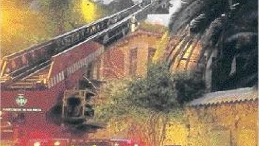 Los bomberos actúan en el chalet, el pasado jueves.