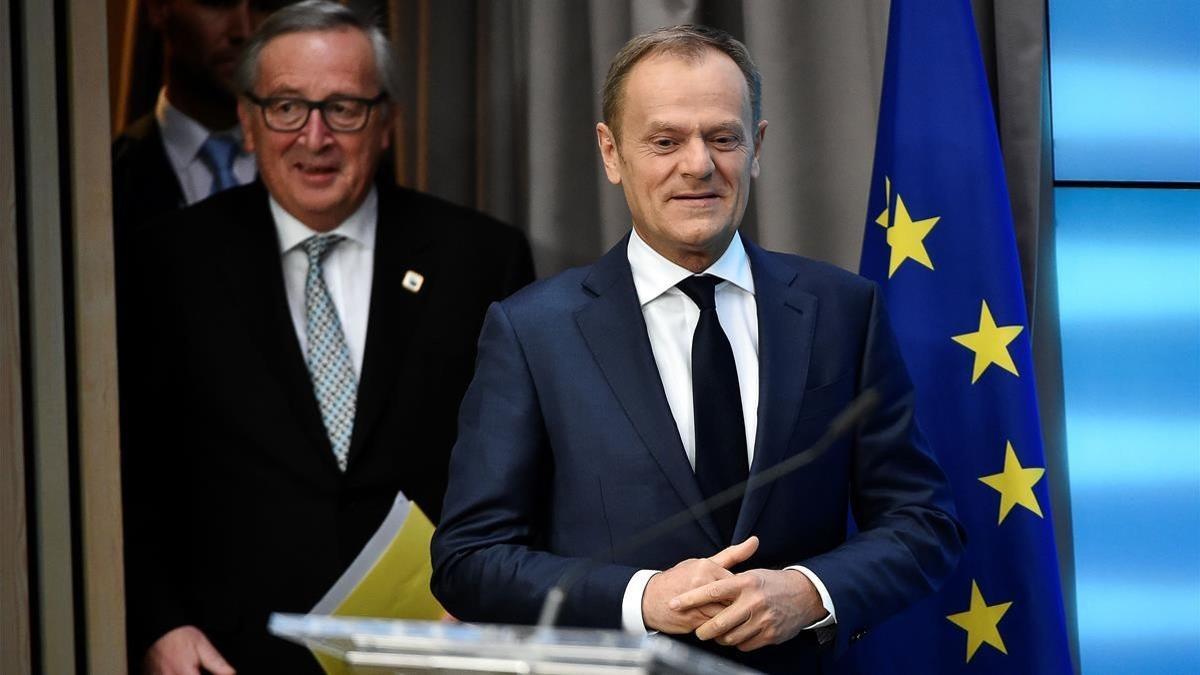 Juncker (izquierda) y Tusk, a su llegada para su rueda de prensa conjunta, en Bruselas, el 23 de febrero.