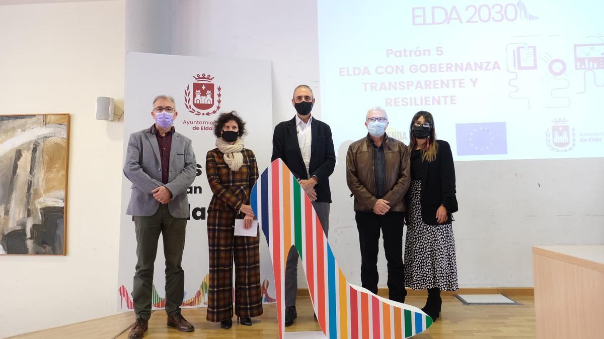 Aniceto Pérez, Verónica Ramírez del Valle, Juan Ignacio Torregrosa, Manuel de Juan y Andrea Paños, antes del inicio del encuentro, celebrado ayer en el Centro Cívico de Elda.