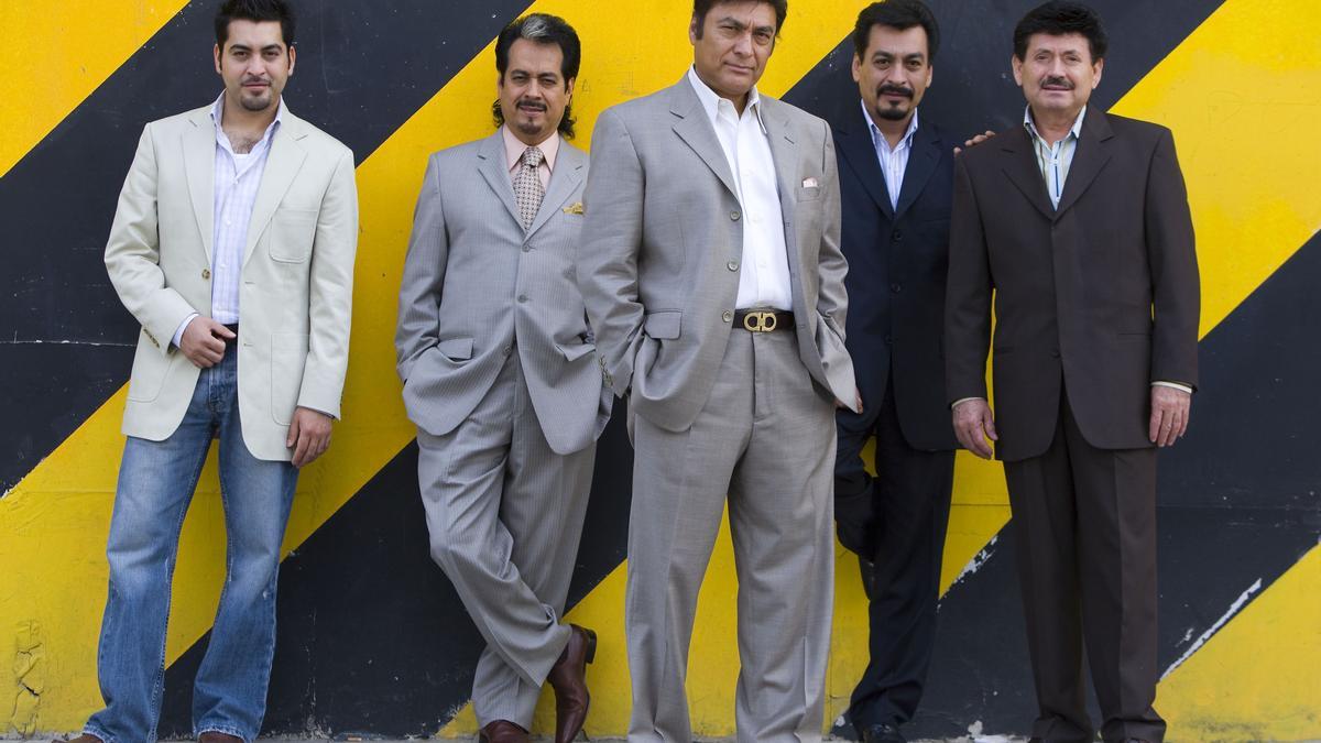 Los Tigres del Norte se jactan de ser pioneros del narcocorrido, variedad del corrido con vistas al tráfico de estupefacientes y al revólver de gatillo flojo.