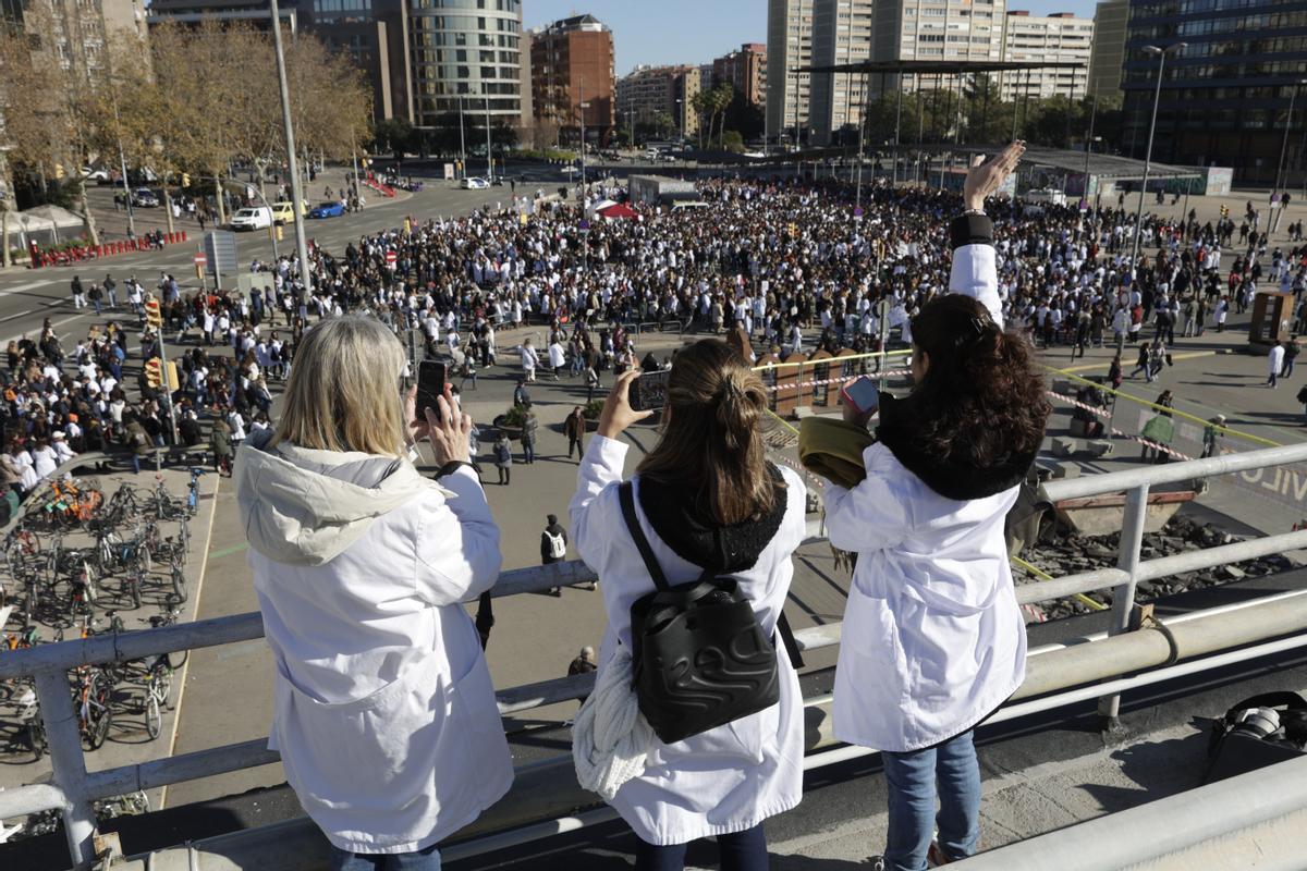 Los sanitarios se han manifestado desde el Departament de Salut hasta la estación de Sants en defensa de la sanidad pública durante el primer día de la huelga de médicos.