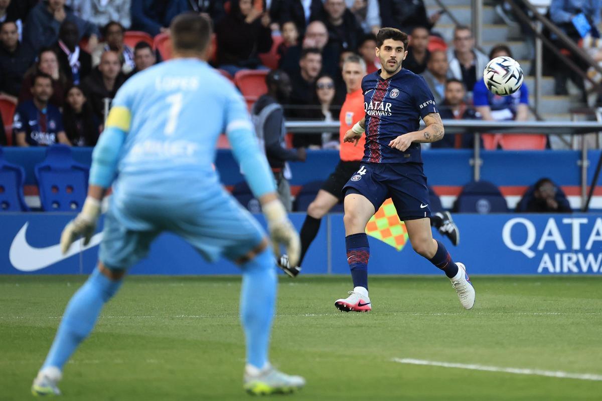 Lucas Beraldo ha hallado como centrocampista el lugar en el PSG que no conseguía como defensa