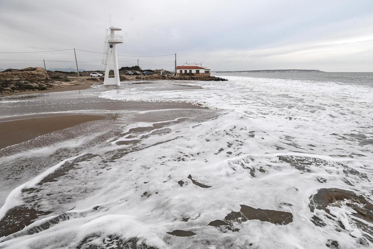 Un mar embravecido por el temporal Harry engulle playas en Elche y amenaza a las casas de primera línea de El PInet