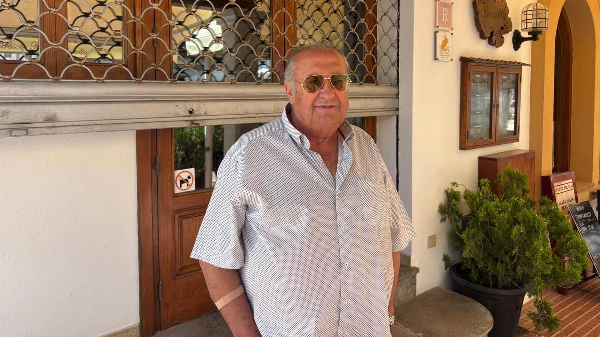 Miguel Torres Torres, en las puertas de su bar/restaurante 'Peralta' en pleno centro de Sant Carles
