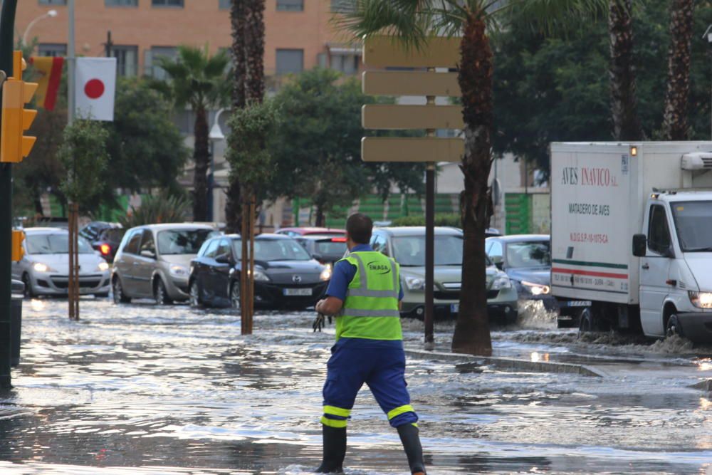 El paseo marítimo de Huelin y la calle Pacífico amanecían inundadas por el agua y provocando retenciones de tráfico.