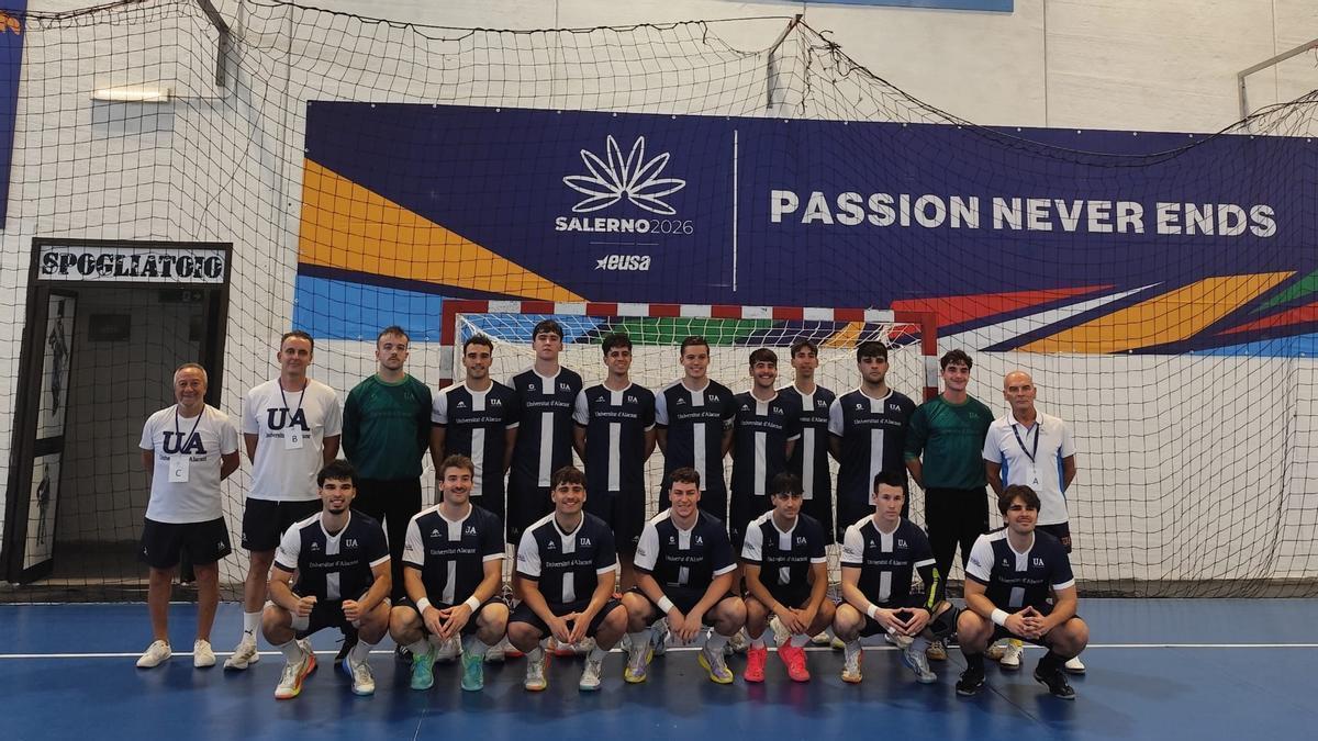 El equipo de la Universidad de Alicante que dirige José Julio Espina, tras la final, en Salerno.