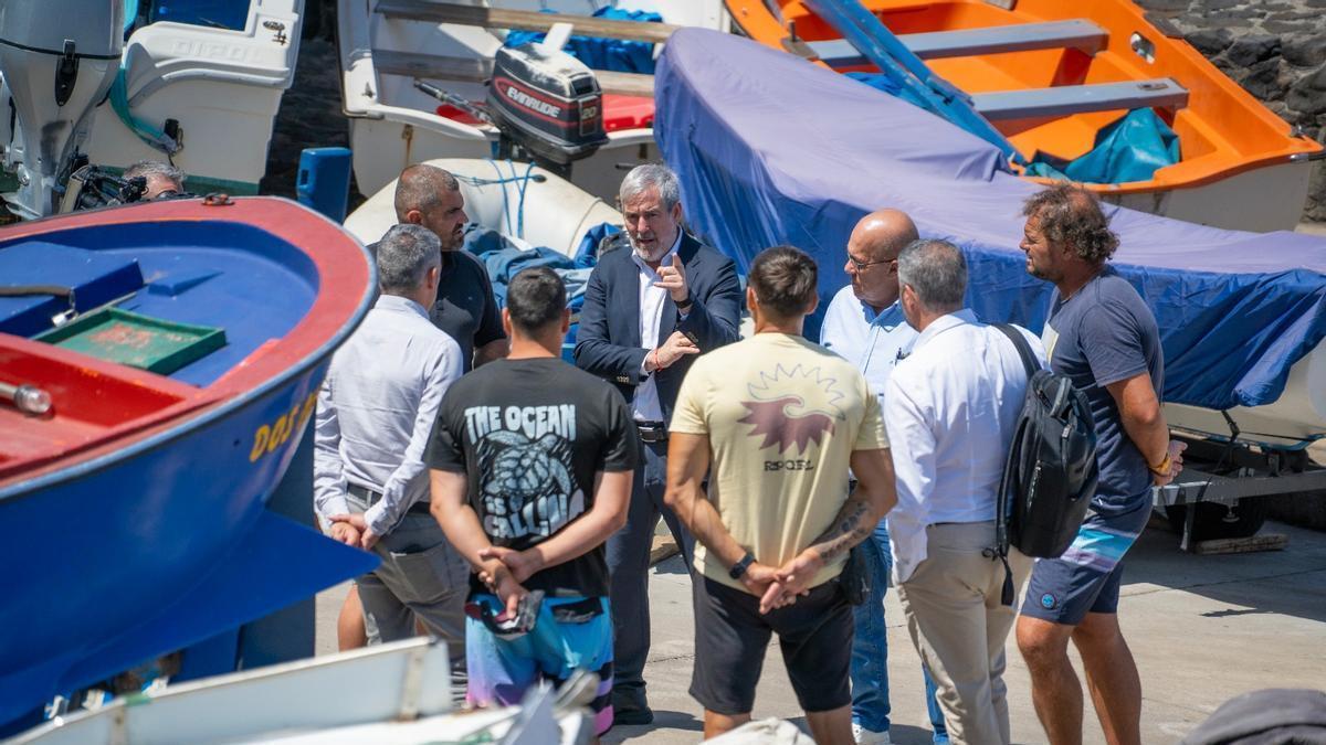 El presidente de Canarias, Fernando Clavijo, y el consejero de Pesca, Narvay Quintero, durante su visita al puerto de Punta del Hidalgo.
