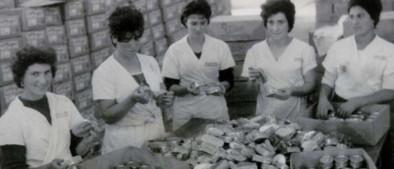 Mulleres traballando na industria de Conservas A Guía, nos anos 60. // A.C. Nós