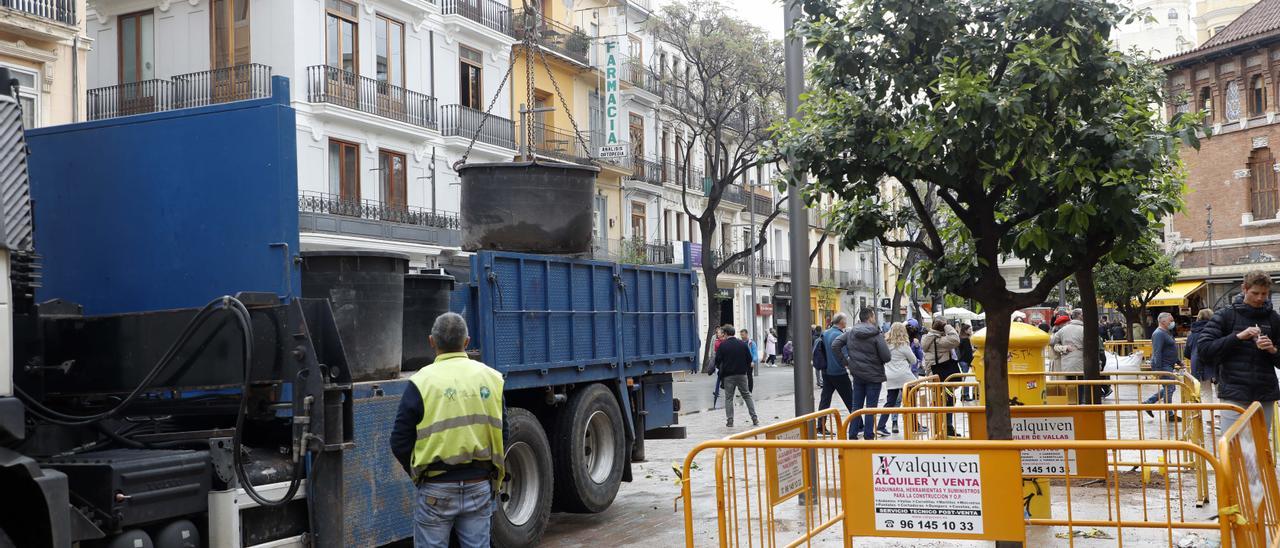 Trabajos para plantar los naranjos en la plaza del Mercado Central.