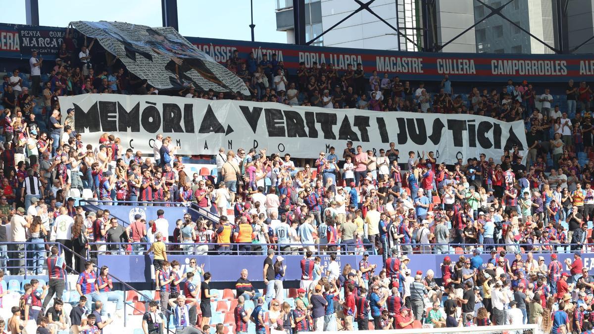 Pancartas en las gradas del Ciutat de València