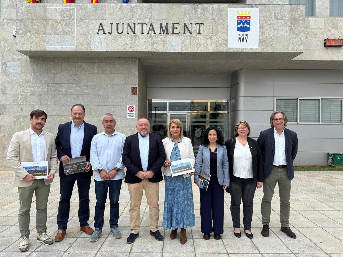 Foto de familia de las autoridades que participaron en la visita oficial a la residencia.