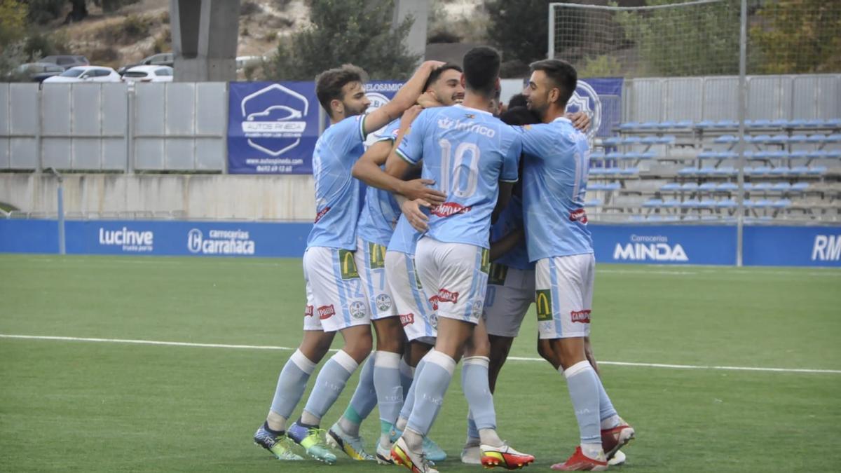 Los futbolistas celestes celebran uno de sus goles ante el Gerena.