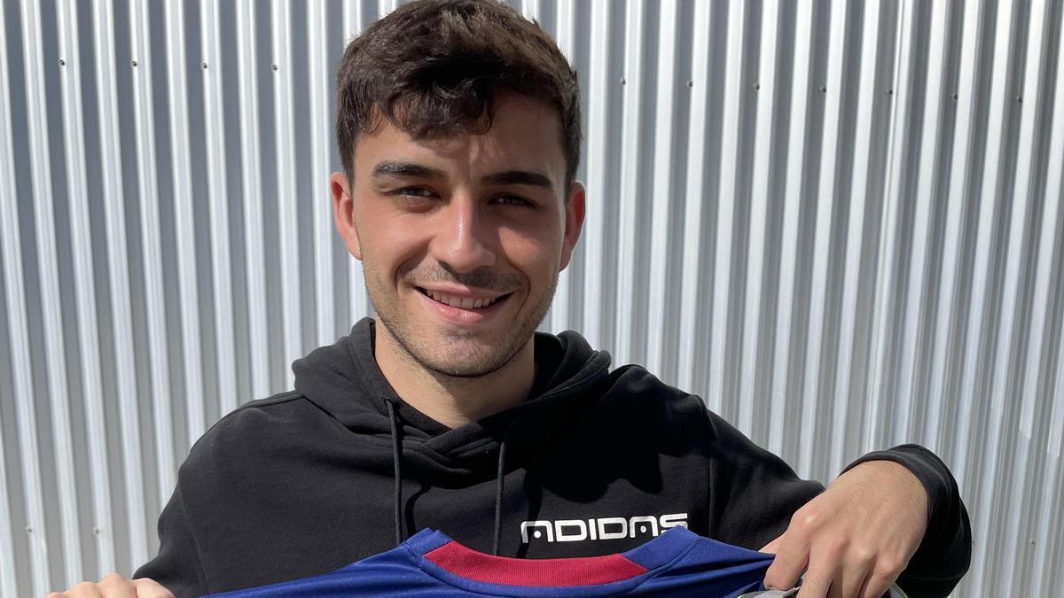 Pedri subasta unas botas y una camiseta en apoyo al incendio de Tenerife