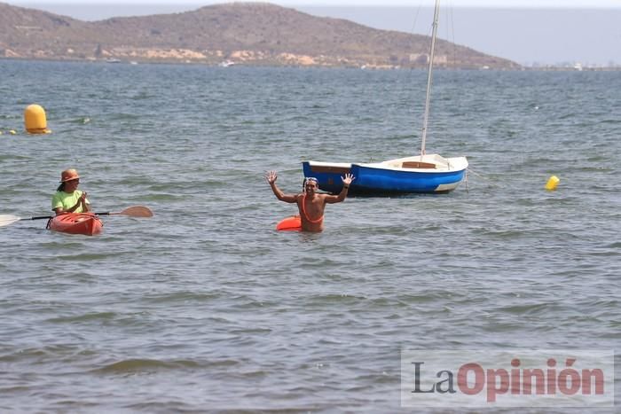 Un hombre cruza a nado el Mar Menor