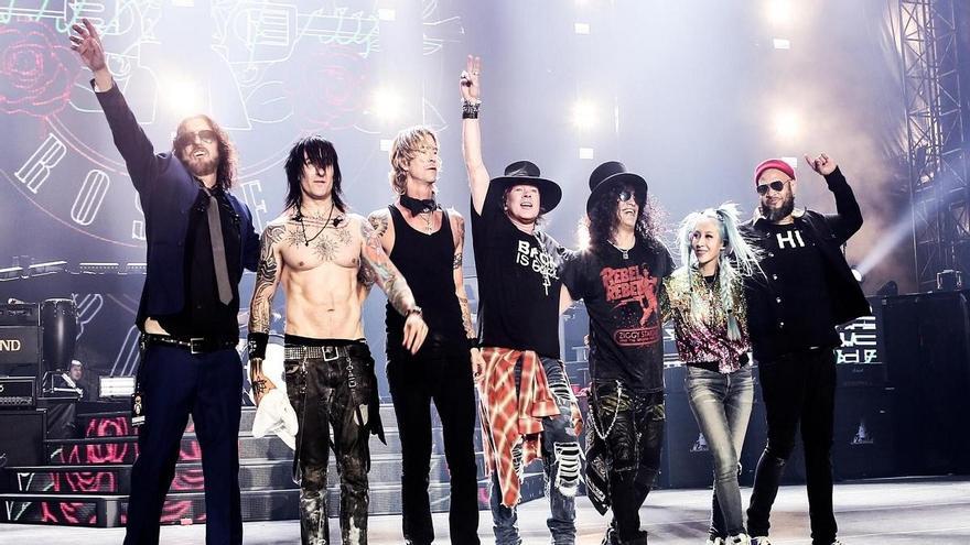 La banda Guns N’ Roses tras un concierto