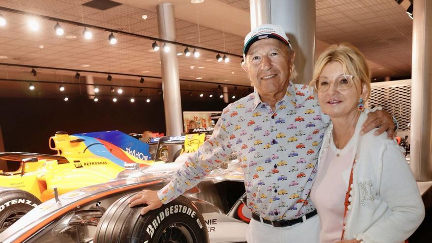 Jo Ramírez, junto a su mujer, Úrsula Baszler, en el Museo de Fernando Alonso. | | MIKI LÓPEZ