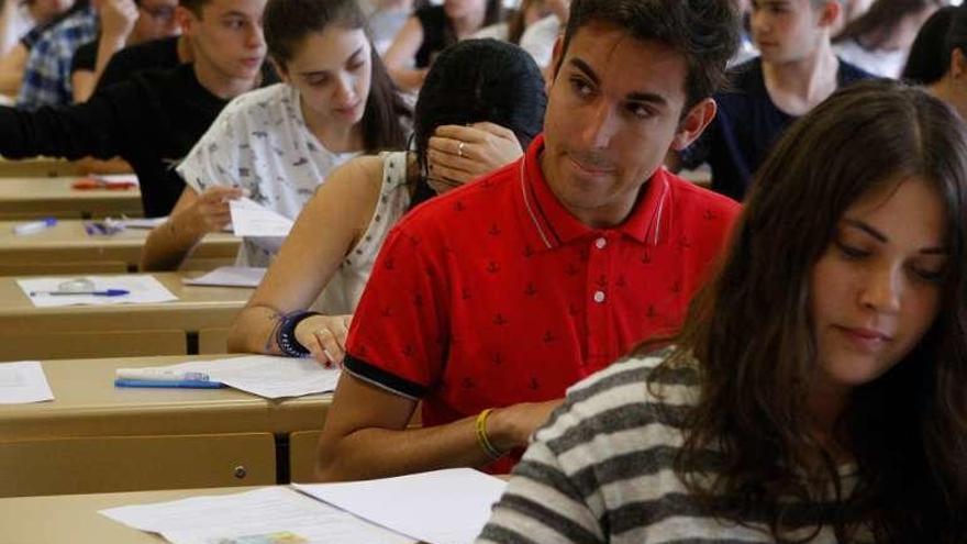 Alumnos durante la prueba de la EBAU de junio.