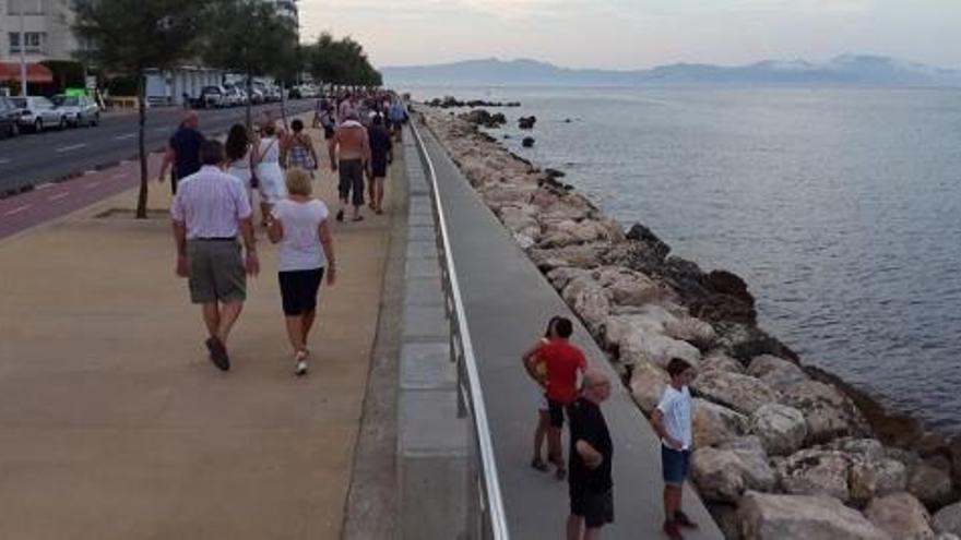 El passeig de l&#039;Escala, sempre molt concorregut.