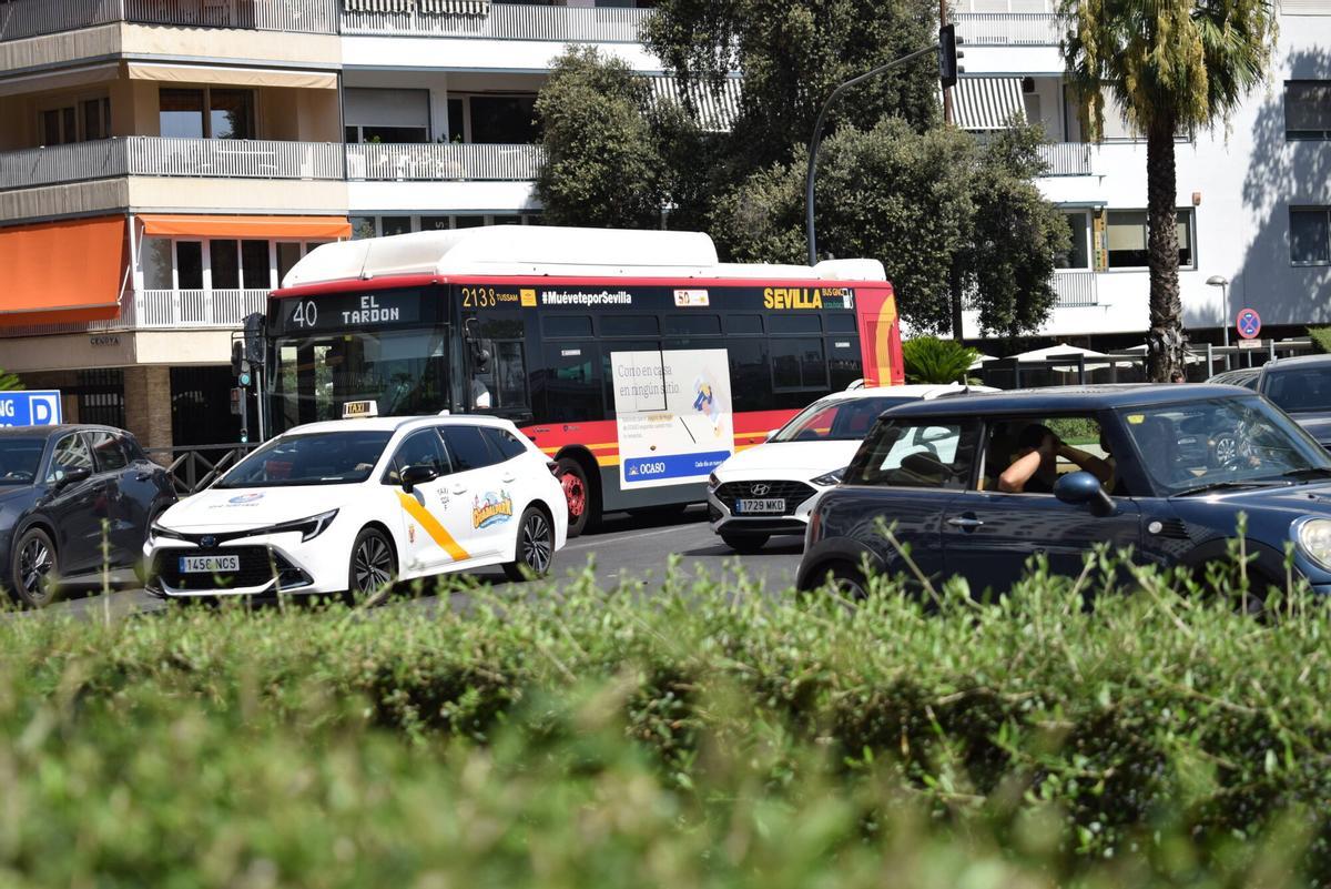 Autobús de la flota de Tussam, por una calle de Sevilla.