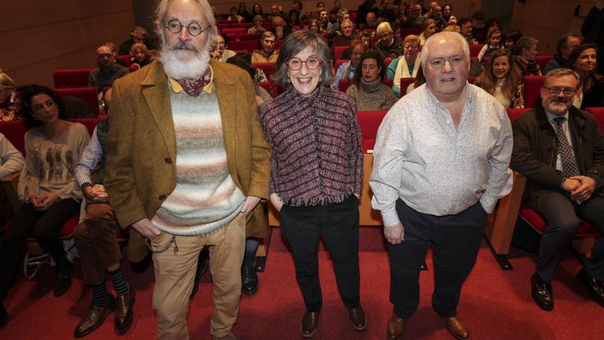 Por la izquierda, Waldo Valbuena, Ana Bermejo y Paco Álvarez, en la biblioteca del Fontán. | Irma Collín