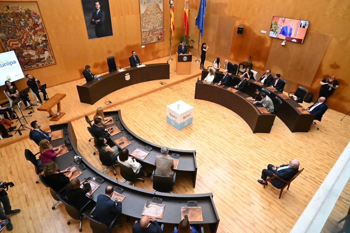 El salón de plenos durante el acto institucional en Benidorm.
