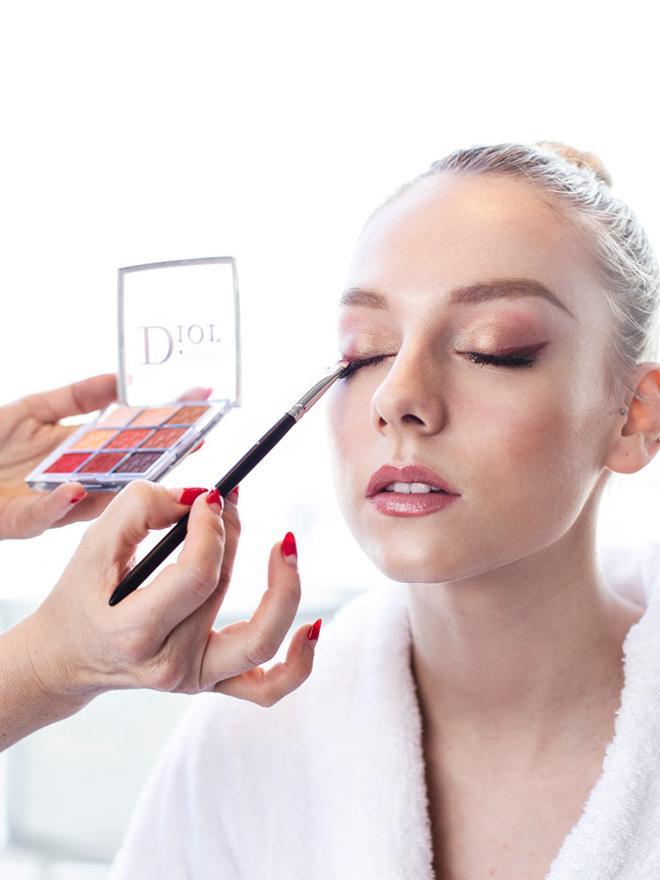 Ester Expósito en el Festival de Málaga 2019 mientras la maquillan con productos de Dior