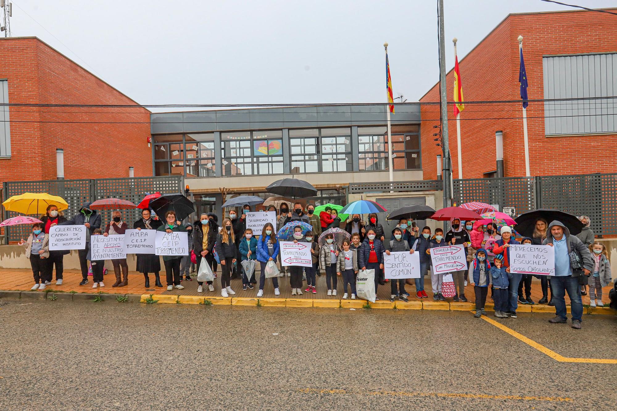 Los padres y madres de Torremendo (Orihuela) reclaman transporte escolar para los alumnos matriculados en el IES Los Alcores (San Miguel de Salinas)