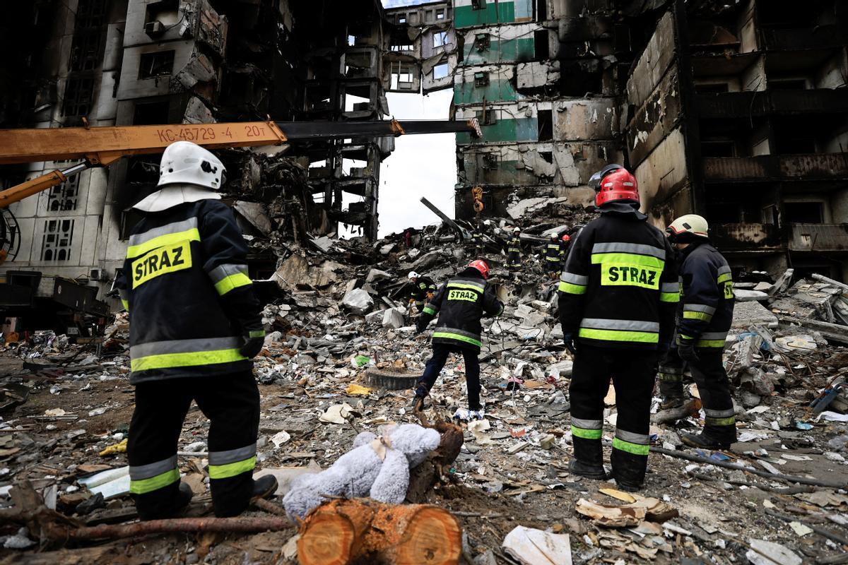Los bomberos buscan cuerpos bajo los escombros de un edificio destruido por los bombardeos rusos, en Borodyanka.