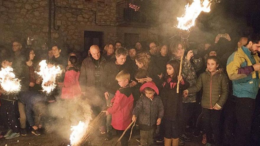 Les multituds de persones cremant les falles a la plaça Porxada no es repetiran enguany