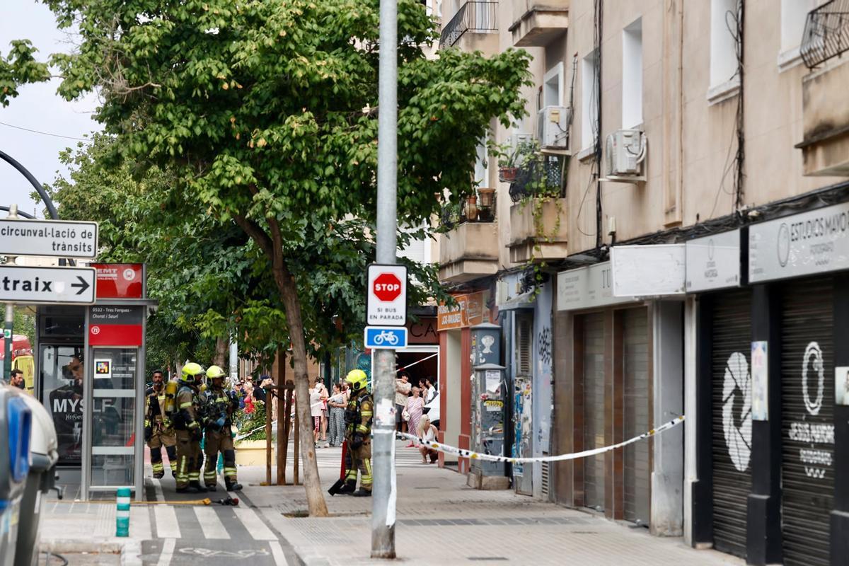 Los bomberos comprueban la instalación.