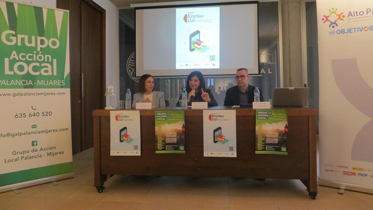 Jessica Miravete y Carmen Lázaro durante la presentación de las becas.