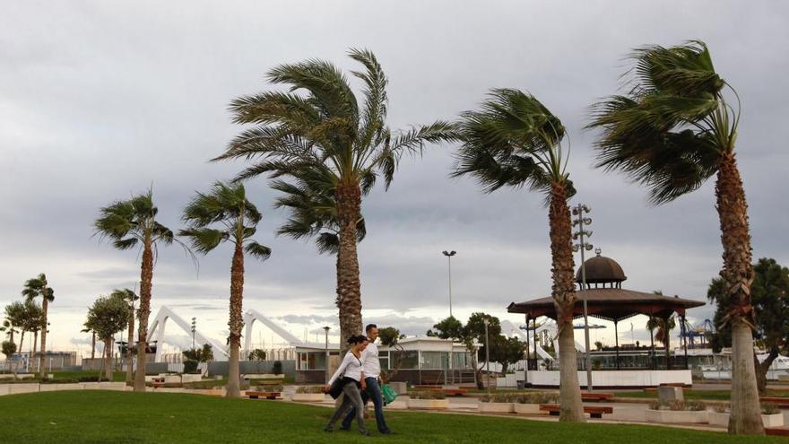 El viento de poniente trae calor y tormentas a Valencia