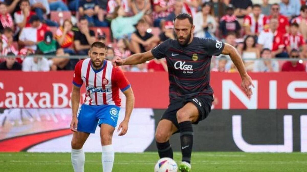 Muriqi controla el balón ante la mirada de David López, del Girona.