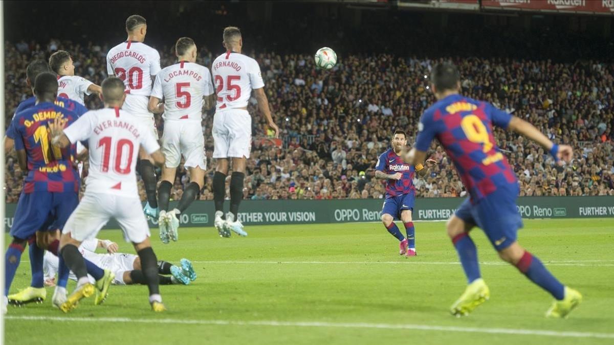 Messi dispara la falta que se convirtió en su primer gol de la temporada.