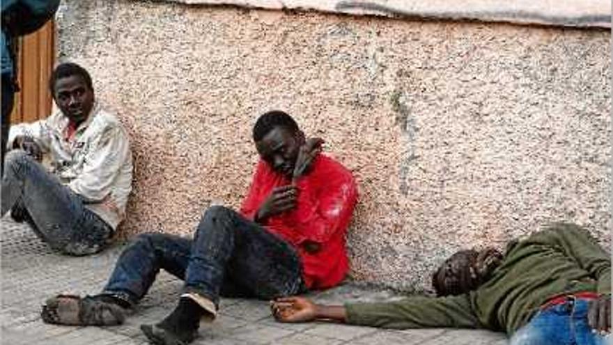 Almenys 60 immigrants entren a Melilla en un assalt massiu