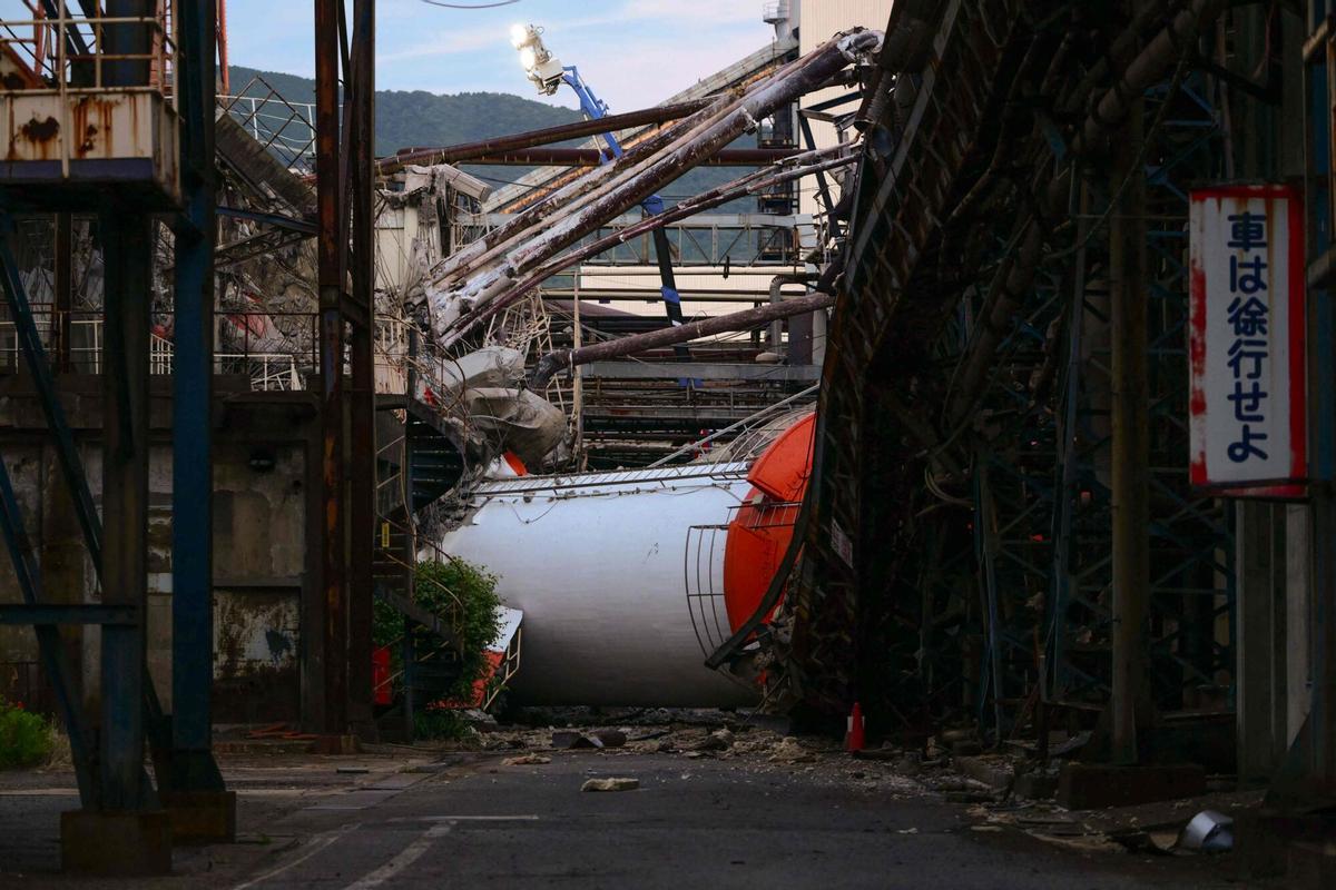 Una chimenea colapsada se ve en el Yatsushiro Mill de Nippon Paper Industries en Yatsushiro, prefectura de Kumamoto, el 29 de julio de 2026, después de que un terremoto sacudió el suroeste de Japón el día anterior. (Foto de Yuichi YAMAZAKI / AFP)