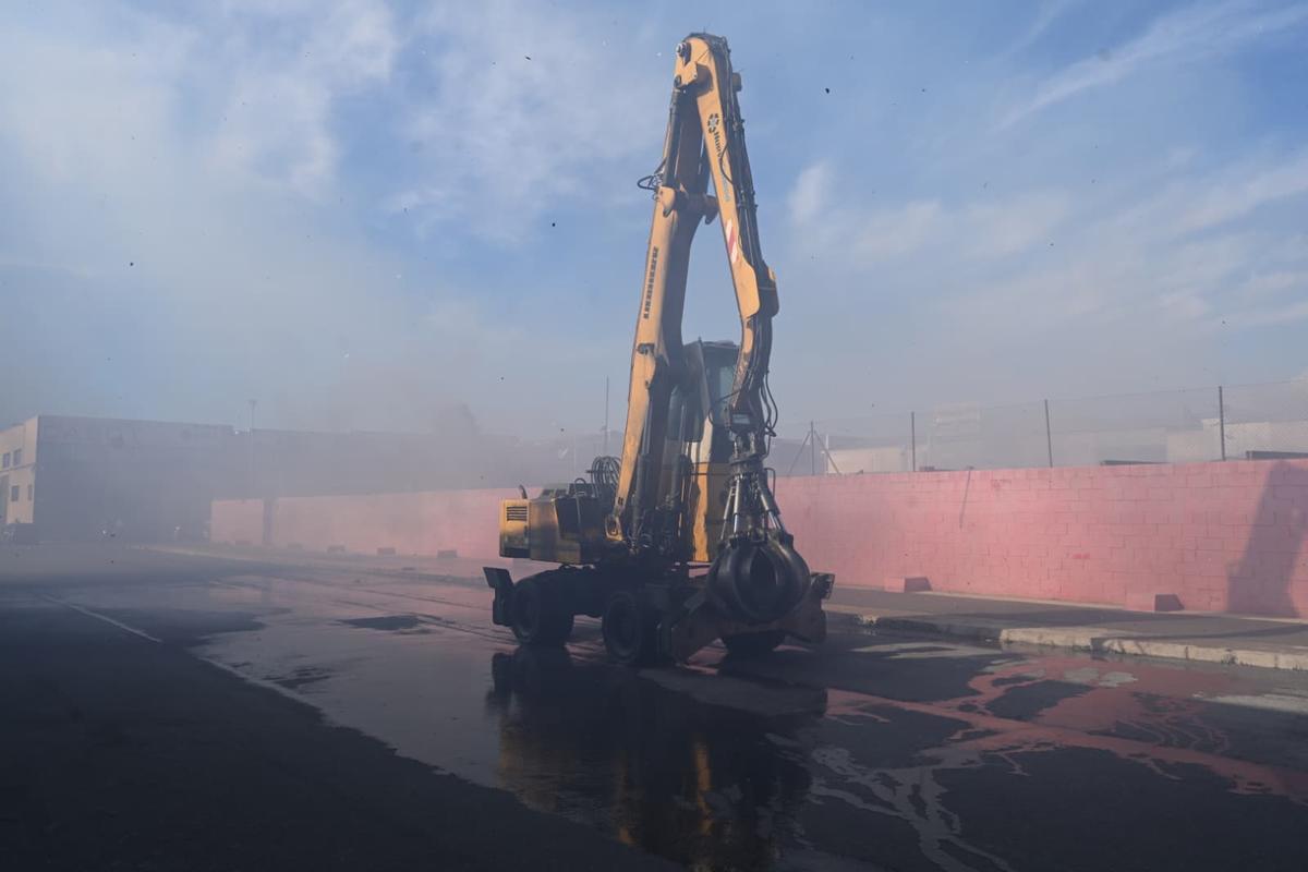 Alarma en Elche por el humo del incendio en una nave de reciclaje ubicada en Carrús