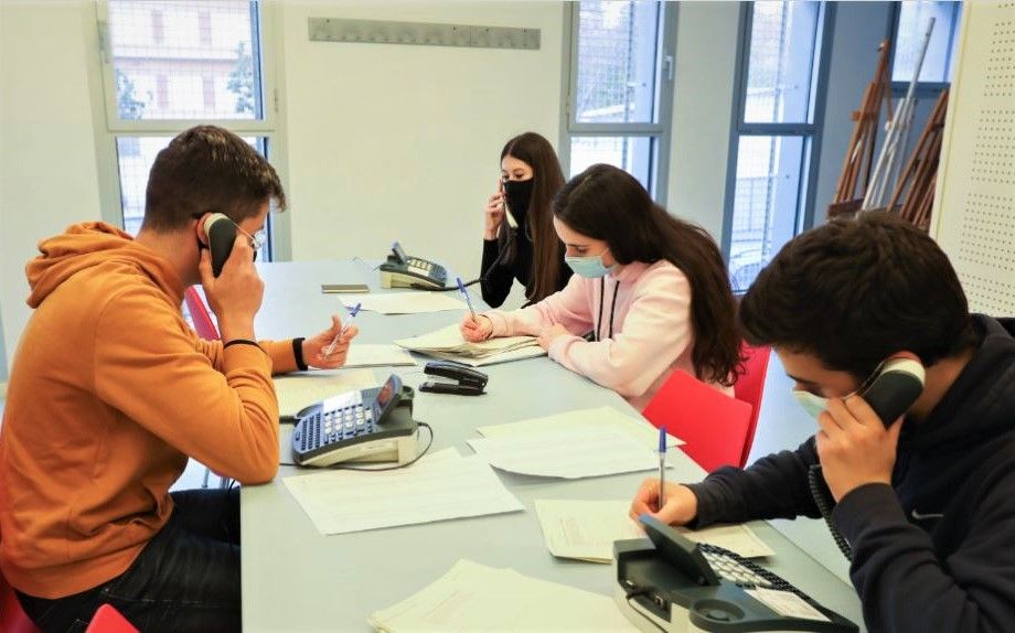 Alumnos del Institut Miramar de Viladecans realizan una encuesta a las personas con teleasistencia de la ciudad.