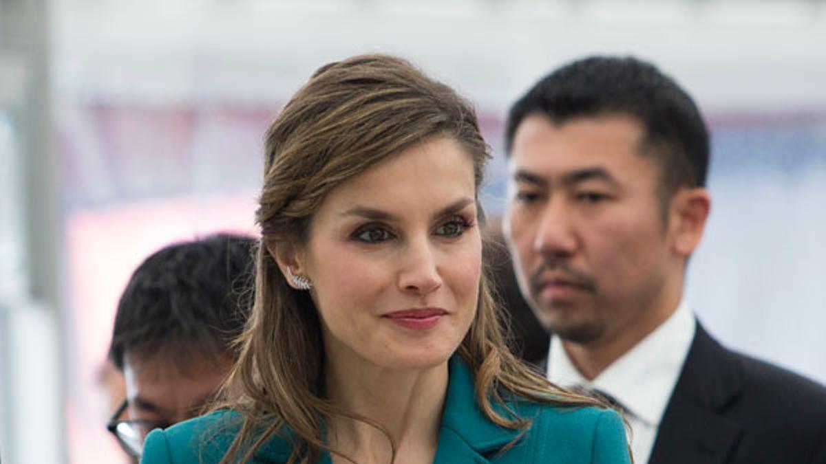 Letizia Ortiz en Japón con traje verde y semirecogido