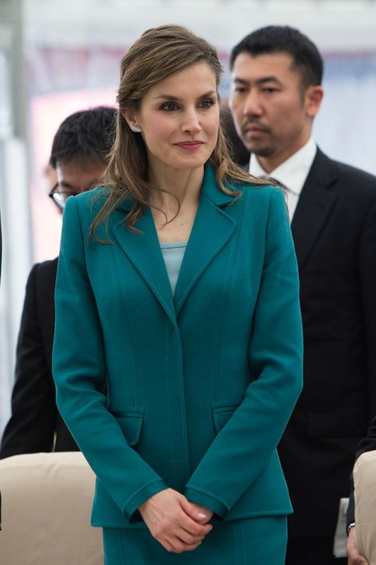 Letizia Ortiz en Japón con traje verde y semirecogido