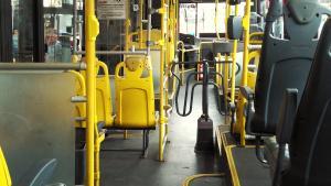 Despiden a una conductora por detener el bus a causa de dolores menstruales